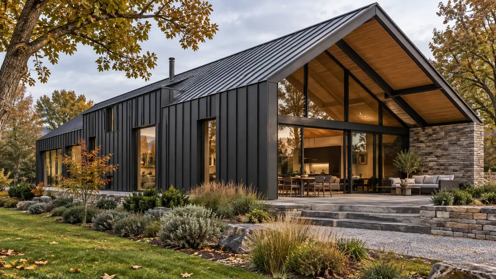 Maison contemporaine de plain-pied à bardage métallique sombre et toiture à deux pans