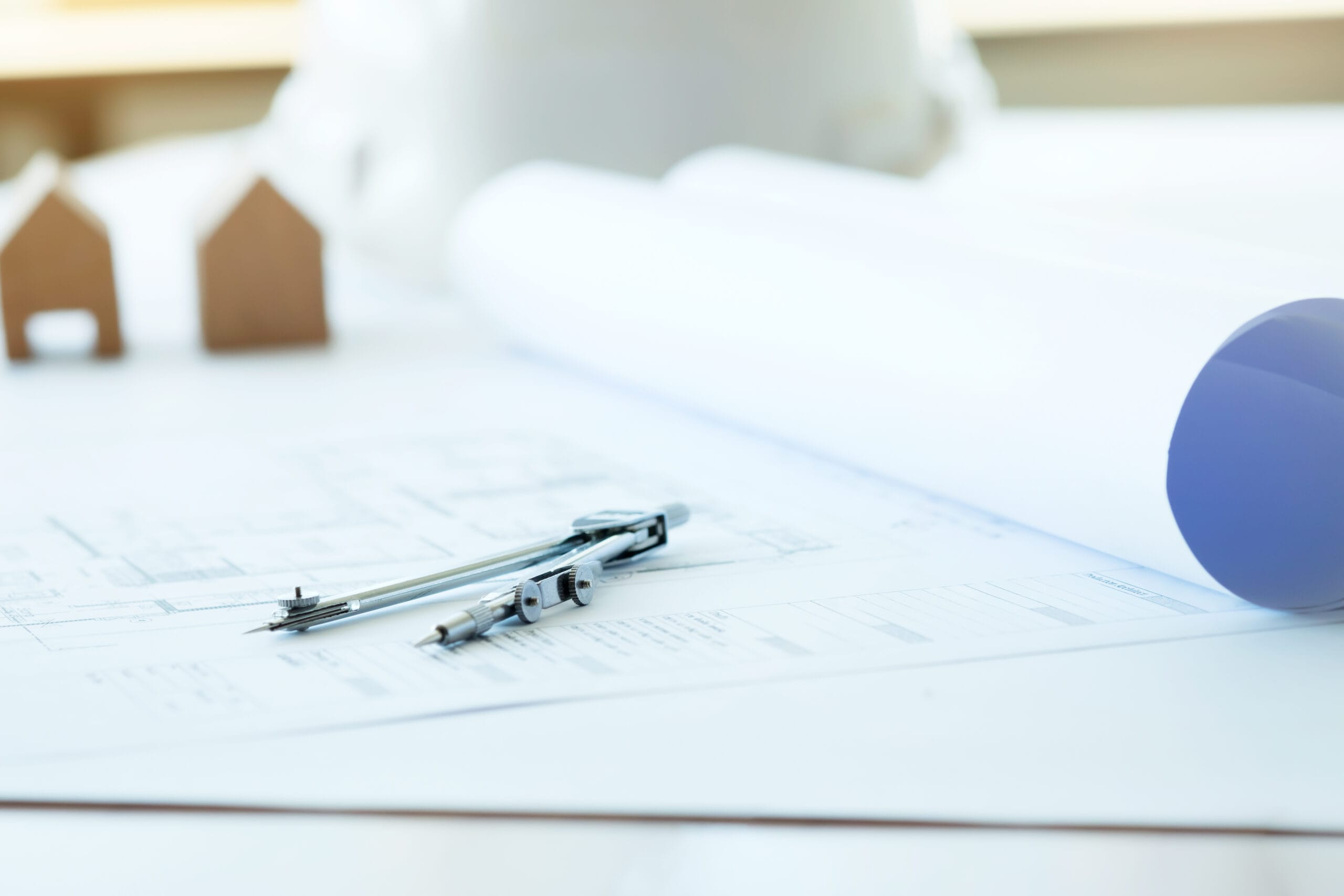 Architecte et ingénieur sur ordinateur — conception sur mesure d'un studio de jardin professionnel par Création Bâtiment