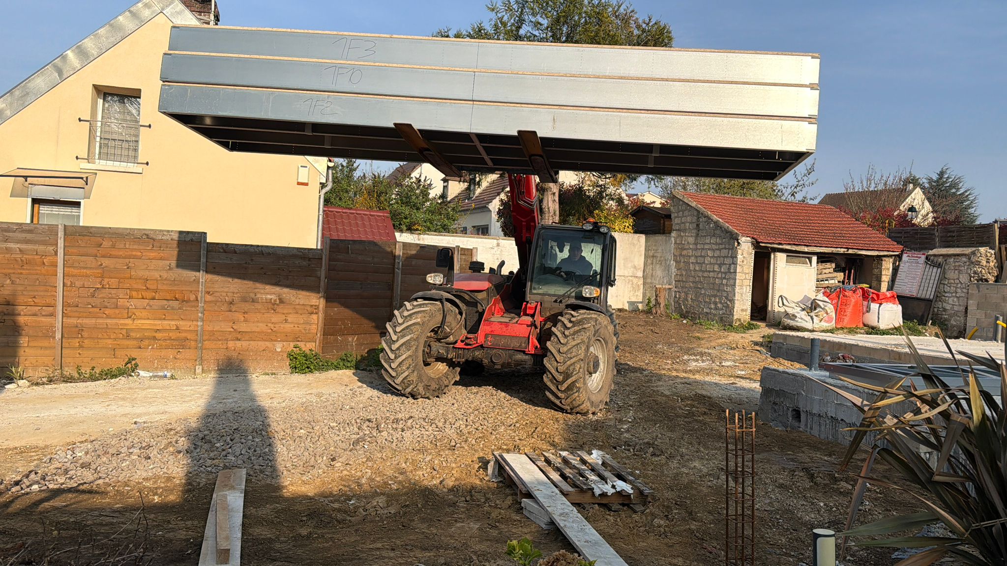 Déchargement panneaux LSF ossature métallique chantier