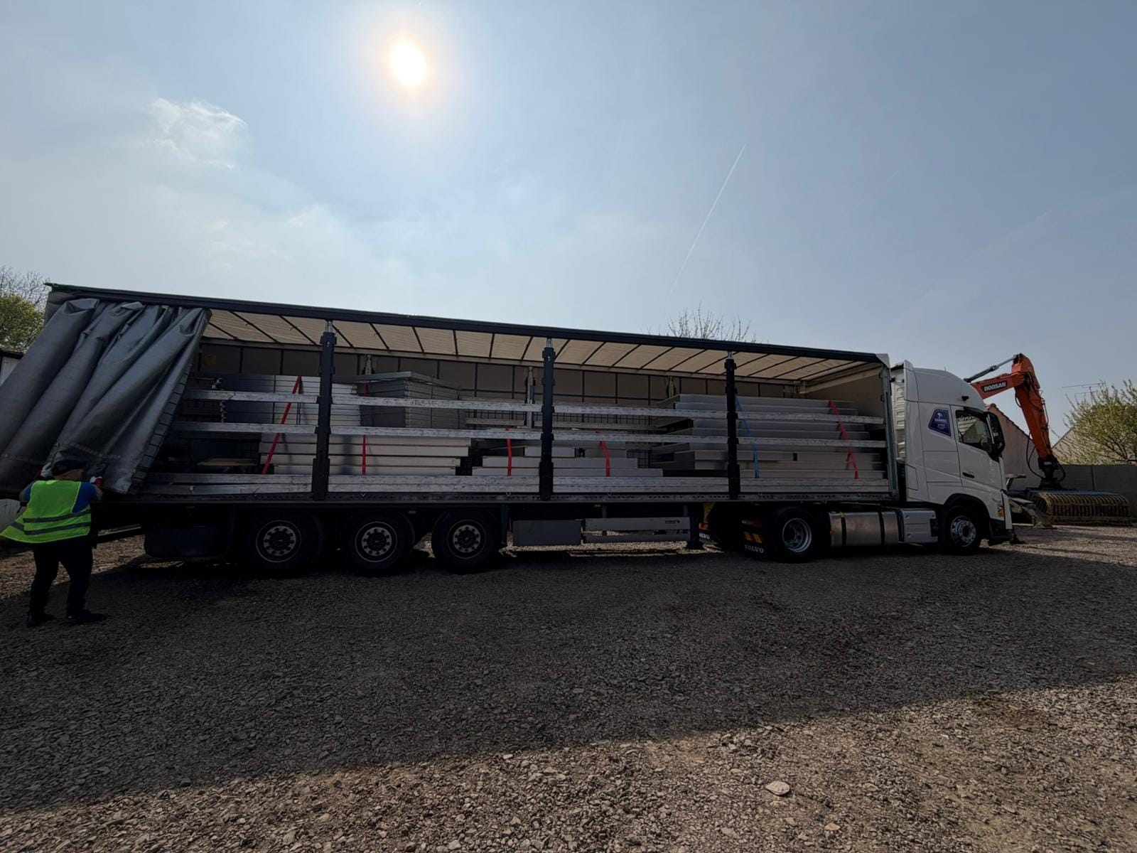 Panneaux ossature métallique transportés à plat sur camion vers le chantier