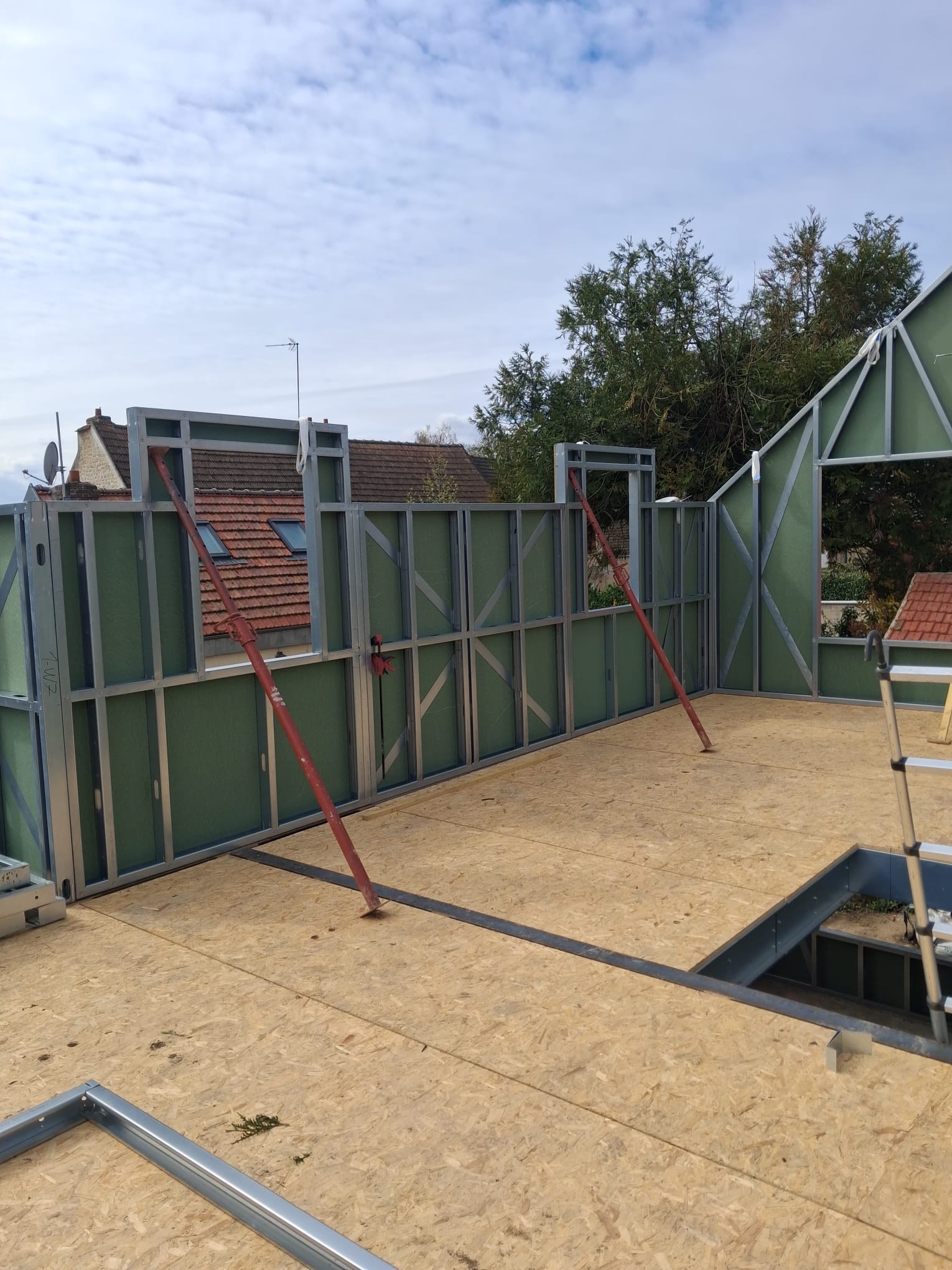 Vue chantier ossature LSF panneaux 2D montés construction hors-site